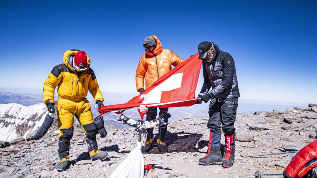 Auf fast 7000 Metern enthüllen drei Schweizer Bergsteiger in den argentinischen Anden die Flagge ihres Landes. Vor bald 130 Jahren war Landsmann Matthias Zurbriggen bereits dort.