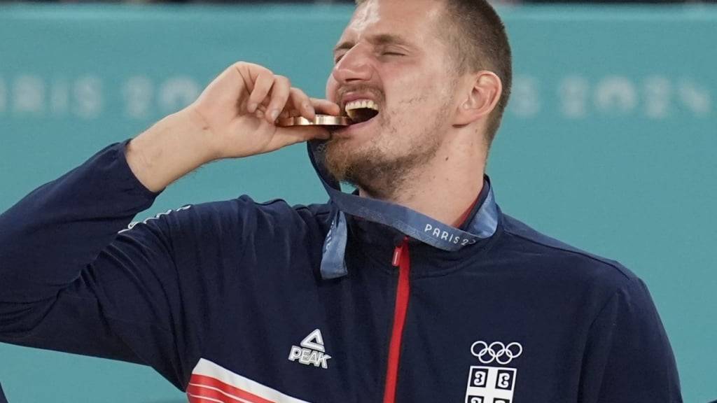 Nikola Jokic feiert den Gewinn von Olympia-Bronze mit viel Bier