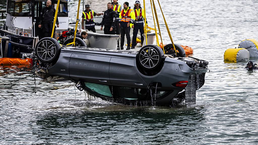 Auto stürzt in Küsnacht in den Zürichsee