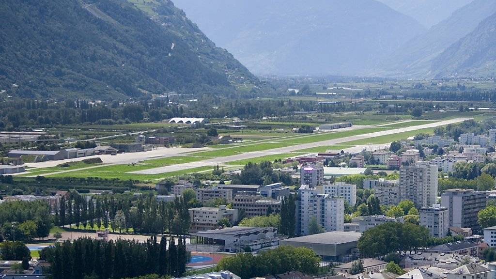 Das Verteidigungsdepartement, der Kanton Wallis und die Stadt Sitten haben am Mittwoch den Übergang des Militärflugplatzes Sitten zum Zivilflugplatz in einer Vereinbarung geregelt. (Archivbild)