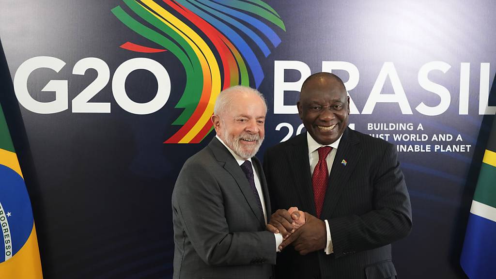 Brasiliens Präsident Luiz Inacio Lula da Silva (l) schüttelt die Hände des südafrikanischen Präsidenten Cyril Ramaphosa während eines bilateralen Treffens einen Tag vor der Eröffnung des G20-Gipfels. Foto: Eraldo Peres/AP/dpa