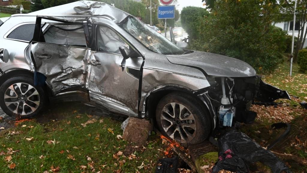 Ein 87-jähriger Automobilist prallte am Samstagnachmittag in Eggersriet in einen einbetonierten Zaunpfosten.