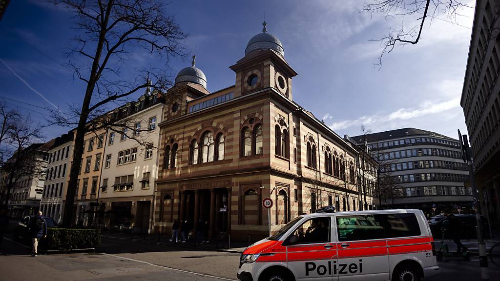 Ab Oktober kann der Bund jederzeit auf Gesuche für den Schutz von Minderheiten eintreten. Im Bild ein Polizeiauto vor der Synagoge der Israelitischen Cultusgemeinde Zürich. (Archivbild)