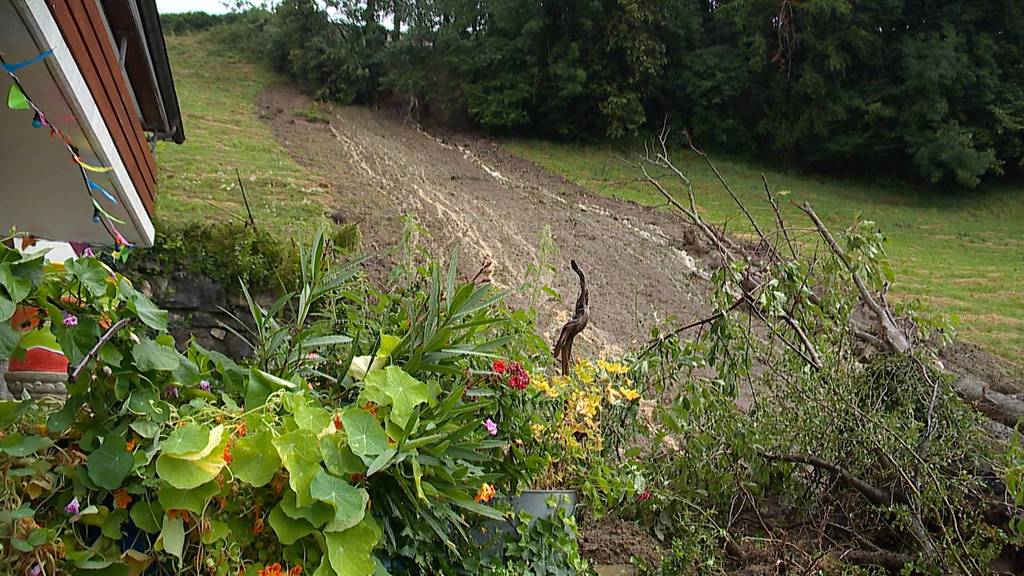 Erdrutsch in Ennetbürgen (NW) beschädigt Auto