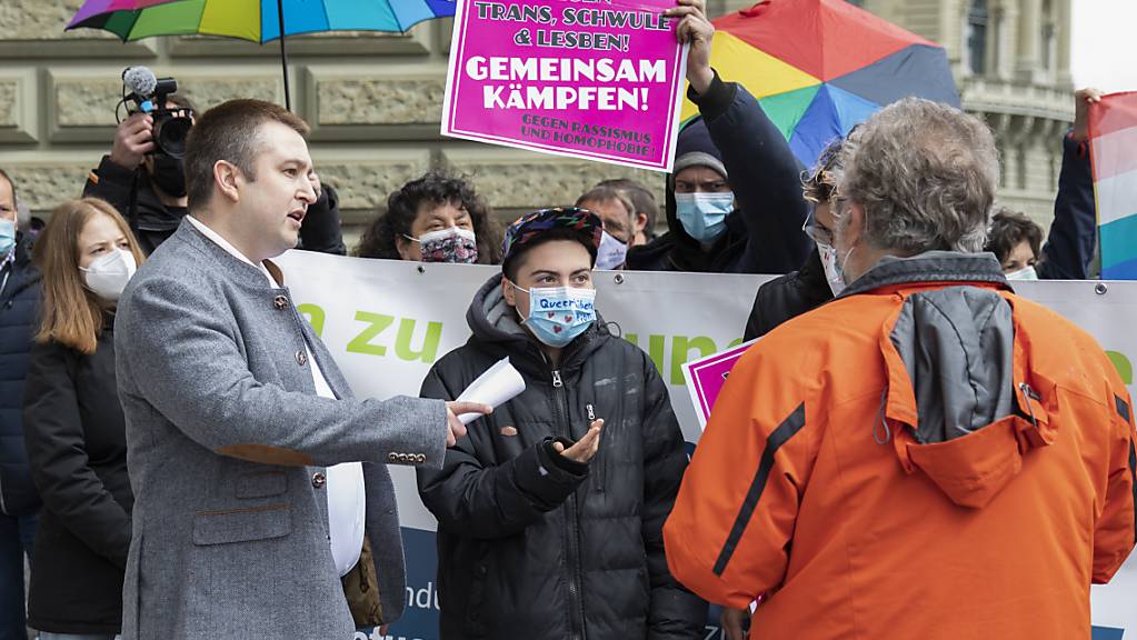Demonstranten protestierten am Montag in Bern während der Rede von Anian Liebrand (links), dem Koordinator des Referendums-Komitees, bei der Einreichung der Unterschriften für das Referendum «Nein zur Ehe für alle».
