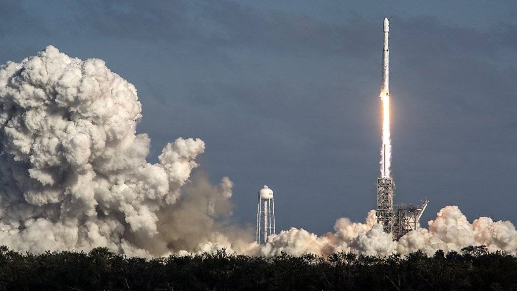 Die «Falcon Heavy» hebt in Cape Canaveral ab: Sie ist die grösste derzeit genutzte Trägerrakete der Welt.