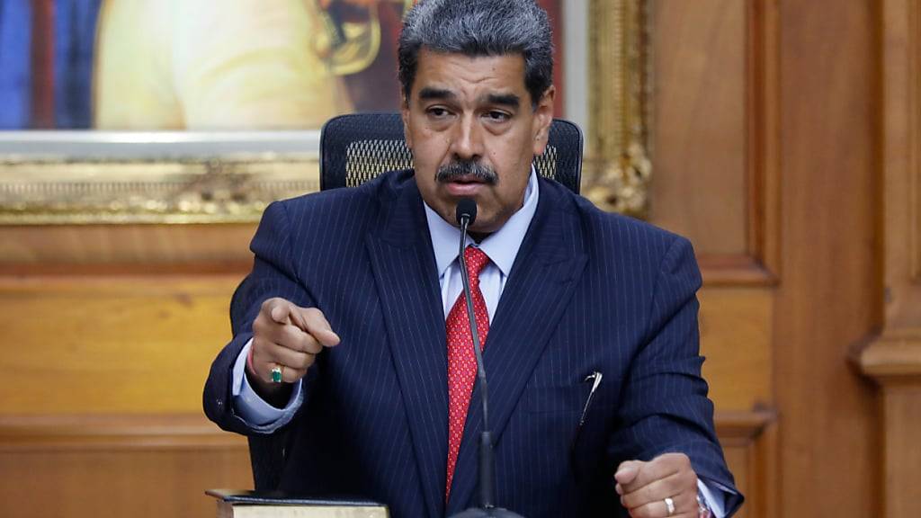 Der venezolanische Präsident Nicolas Maduro spricht auf einer Pressekonferenz im Präsidentenpalast Miraflores drei Tage nach seiner umstrittenen Wiederwahl. Foto: Jeampier Arguinzones/dpa