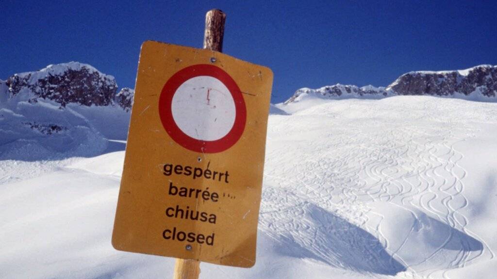 Der Unfall ereignete sich ausserhalb der gesicherten Piste. (Symbolbild)