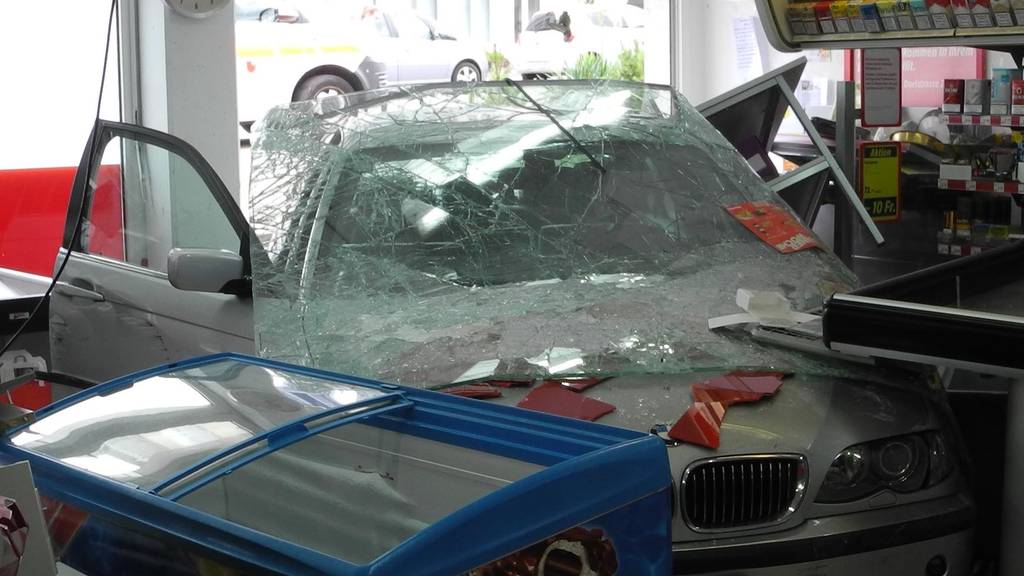 Auto fährt in Laden – zwei Personen verletzt