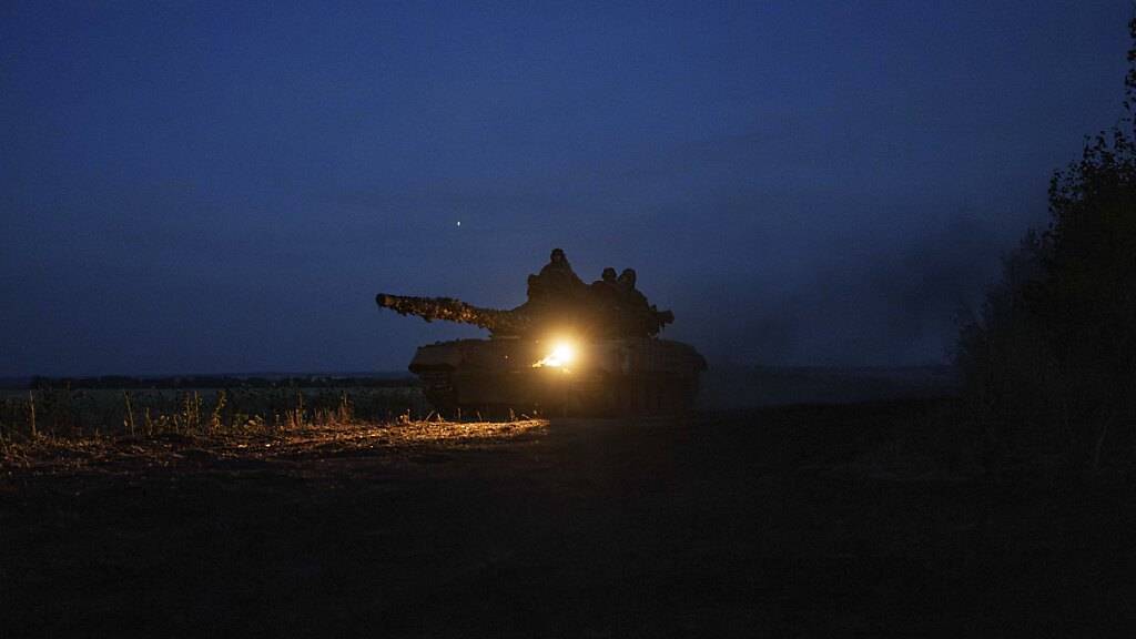 ARCHIV - Die russische Armee nutze ihre Überlegenheit an Soldaten und Material für pausenlose Angriffe. Foto: Evgeniy Maloletka/AP/dpa