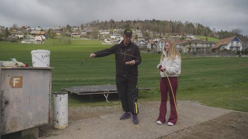 Wenn Hornussen auf Poledance trifft