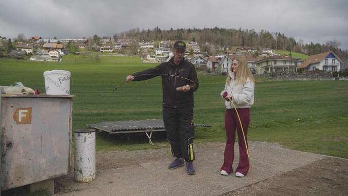 Wenn Hornussen auf Poledance trifft