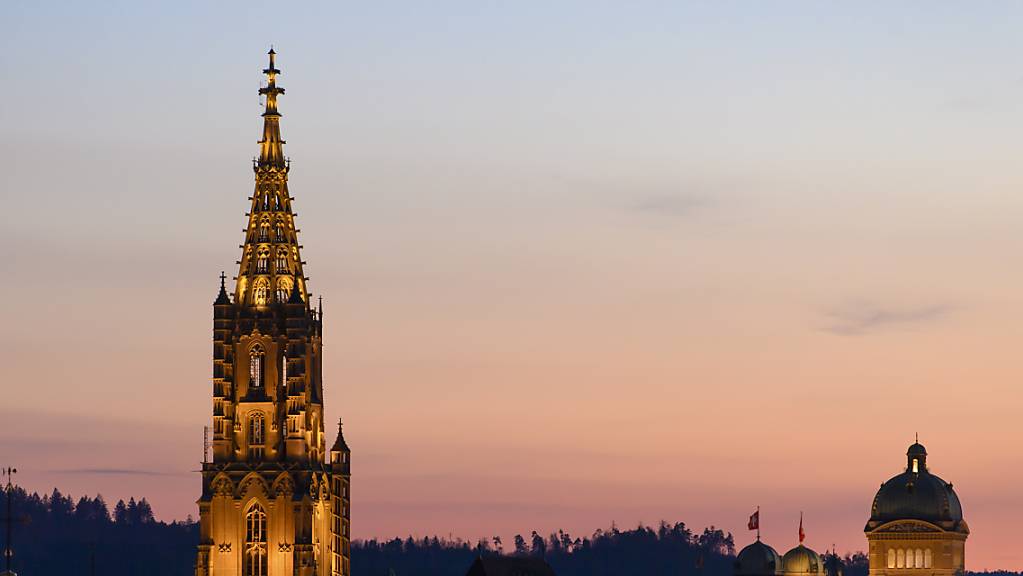 Mit seinen 100,6 Metern Höhe überragt der Münsterturm die Bundeshauskuppel deutlich. 