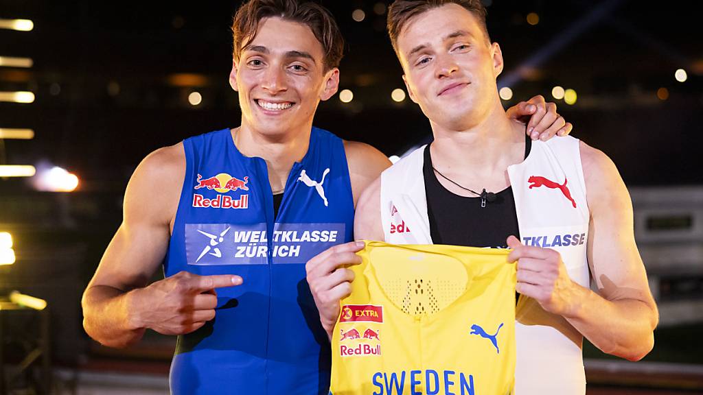 Sie lösen den Wettpreis ein: Schwedens Sieger Armand Duplantis (links) strahlt, Norwegens Verlierer Karsten Warholm muss am Donnerstag bei Weltklasse Zürich im Schweden-Shirt über 400 m Hürden starten