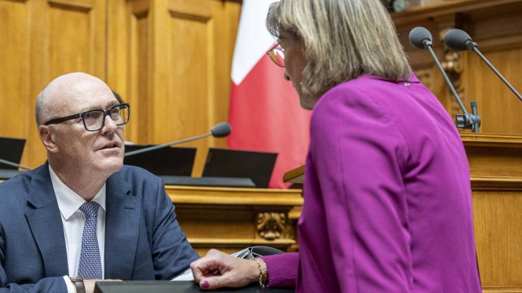 Viele Fragen an Verteidigungsminister Martin Pfister - im Bild mit Nationalrätin Céline Weber (GLP/VD) - zur F-35-Beschaffung im Nationalrat.