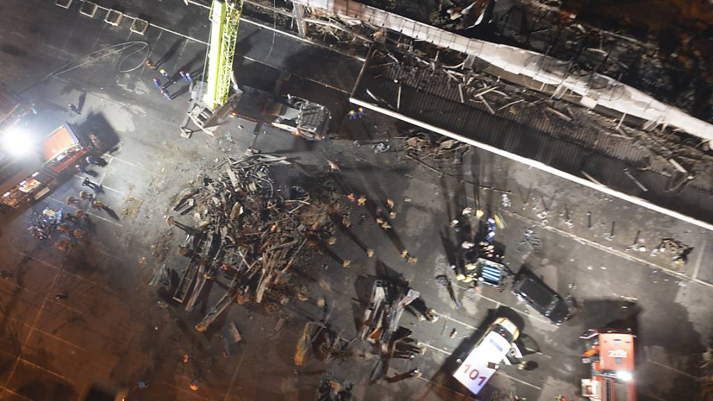 Feuerwehrleute des staatlichen ukrainischen Katastrophenschutzes arbeiten an einem Brand in einem Einkaufszentrum nach einem Raketenangriff in Krementschuk, Ukraine. Foto: Efrem Lukatsky/AP/dpa