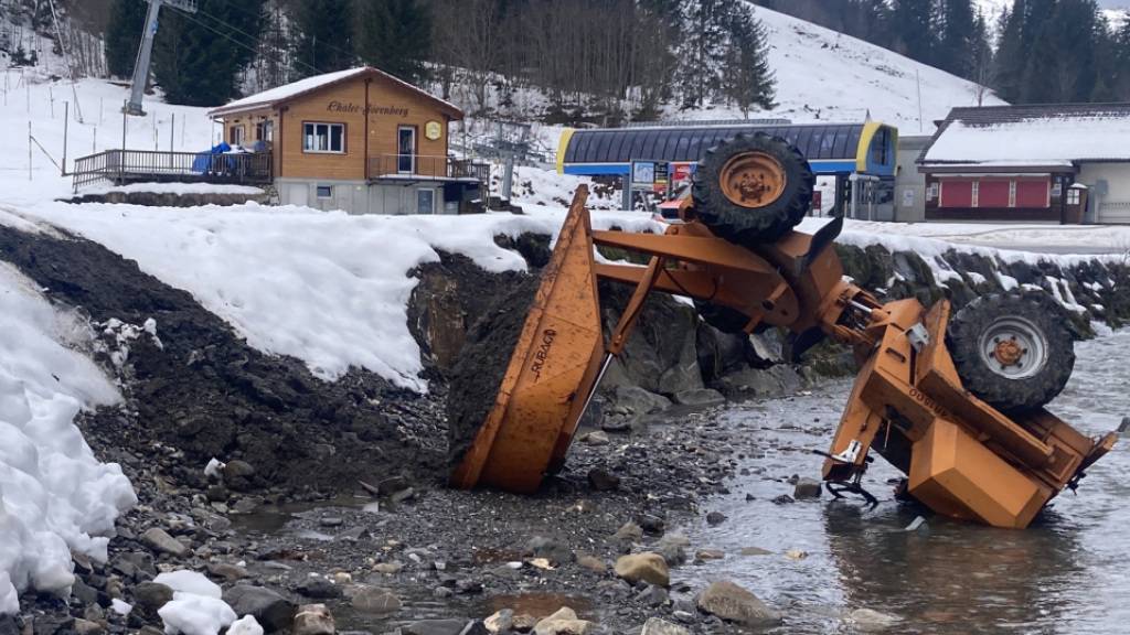 Arbeiter stürzt in Sörenberg LU samt Fahrzeug in Fluss