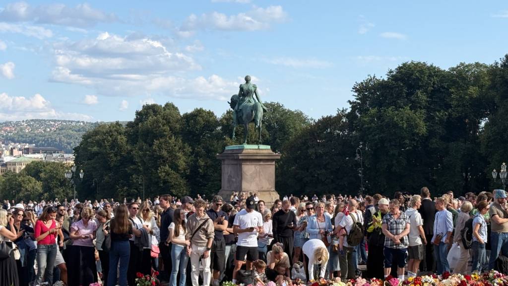 Hunderte Menschen haben sich am Schloss in Oslo versammelt, um ihrem Mitgefühl für die Königsfamilie Ausdruck zu verleihen. Foto: Julia Wäschenbach/dpa