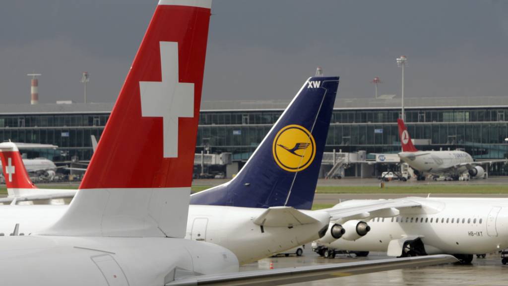Das Fliegen mit der Swiss und Lufthansa wird teurer. Die Fluggesellschaften werden unter anderem wegen höherer Treibstoffpreisen die Ticketpreise anheben.(Archivbild)