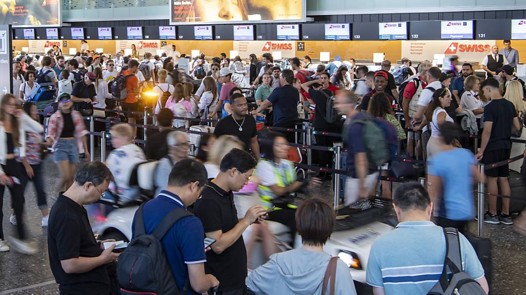 Am Samstag kam es am Flughafen Zürich zu einem hohen Passagieraufkommen, längere Wartezeiten konnten aber laut einer Flughafen-Specherin vorerst verhindert werden.