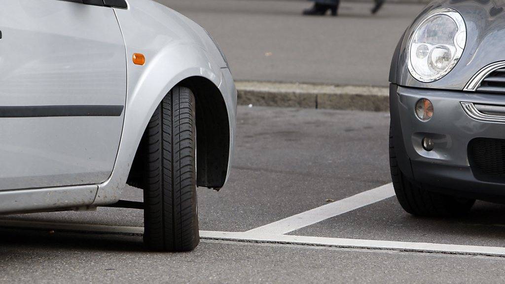 Die tätliche Auseinandersetzung ereignete sich auf einem Parkplatz in Zug. (Symbolbild)