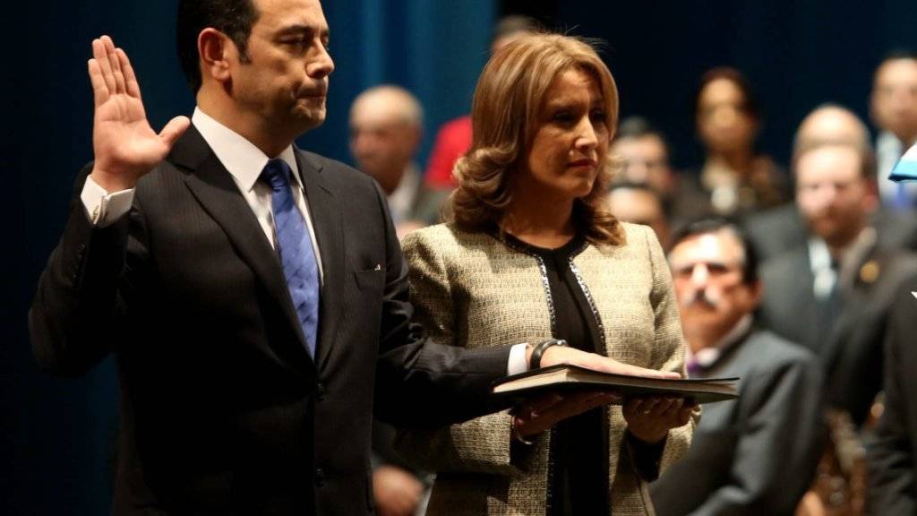 Vom Komiker zum Präsidenten Guatemalas: Jimmy Morales gibt im Beisein seiner Ehefrau den Amtseid ab.