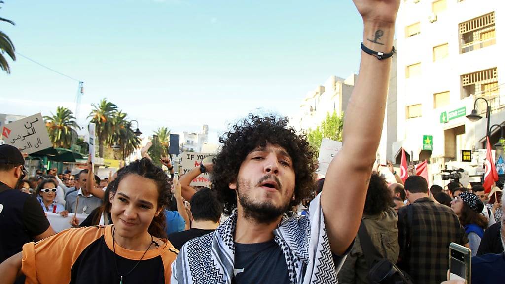 ARCHIV - Tunesier demonstrieren auf der Avenue Habib Bourguiba in der Hauptstadt Tunis gegen Präsident Kais Saied im Vorfeld der Präsidentschaftswahlen. Foto: Anis Mili/AP/dpa