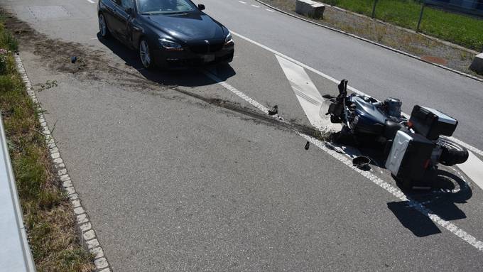 Auto kracht in Motorrad