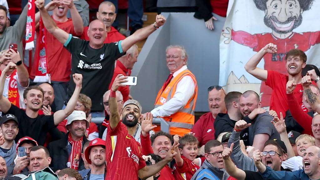 Liverpools Torgarant Mohamed Salah freut sich mit den Fans über den Triumph in der Premier League