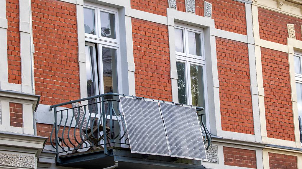 Die Solarpanels können an einem Balkongeländer befestigt werden. (Archivaufnahme)