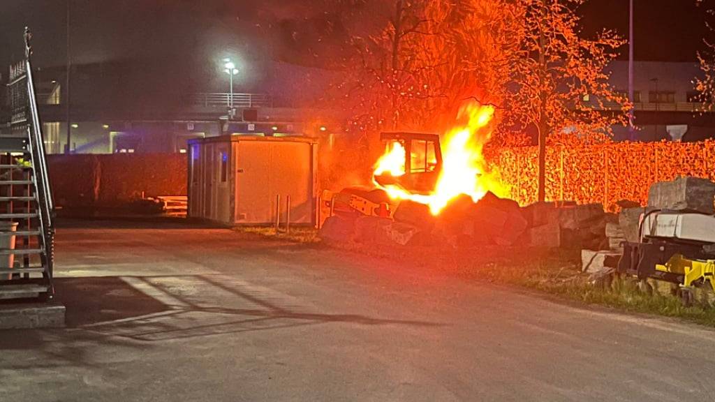 Baumaschine in Buchrain LU fängt Feuer