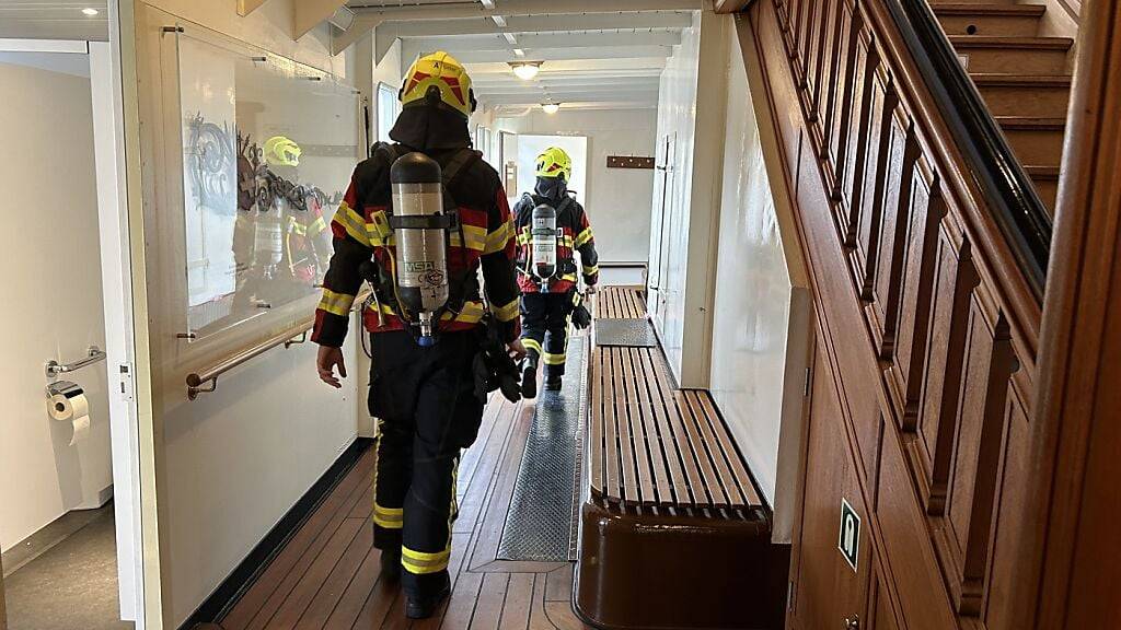 Ingenbohler Feuerwehrleute bei der Kontrolle des Dampfschiffs.