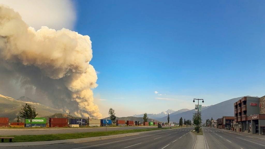 HANDOUT - In Kanada und den USA breiten sich zerstörerische Waldbrände aus. Foto: Uncredited/Jasper National Park via The Canadian Press/AP/dpa - ACHTUNG: Nur zur redaktionellen Verwendung und nur mit vollständiger Nennung des vorstehenden Credits