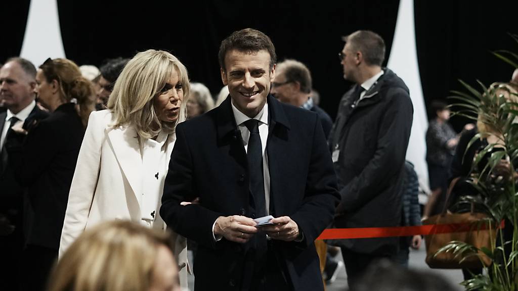 Emmanuel und Brigitte Macron treffen zur Stimmabgabe ein. Foto: Thibault Camus/Pool AP/dpa