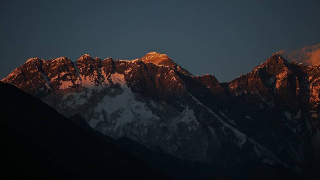 ARCHIV - Blick auf den Mount Everest (M) und auf den Mount Lhotse (r) vom Tengboche (Nepal) aus. Foto: Tashi Sherpa/dpa/Archivbild