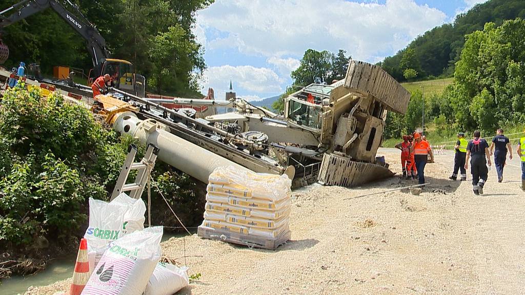 100 Tonnen schwerer Bagger über Fluss gekippt