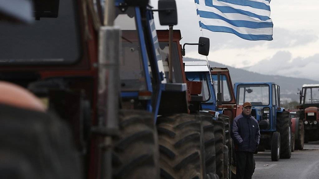 Seit über zwei Wochen protestieren griechische Bauern gegen die Rentenreform, in dem sie mit ihren Traktoren Strassen blockieren. (Archiv)