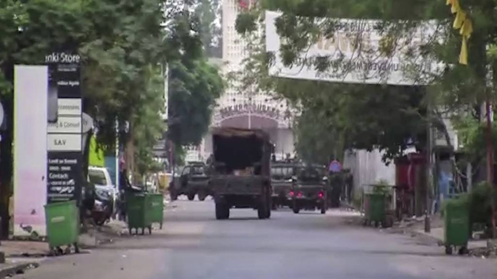 Das Videostandbild zeigt ein Militärfahrzeug in der Nähe des Präsidentenpalastes. Nach einem mutmasslichen Putschversuch ist die Lage in Guinea unklar. International wird immer mehr Kritik an dem Putschversuch in dem westafrikanischen Land geäussert.