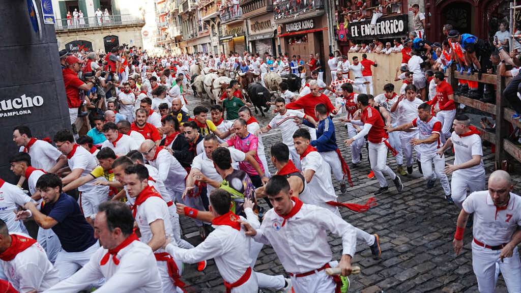Feiernde laufen beim ersten Stierlauf des San-FermÌn-Festes neben den Kampfstieren von Fuente Ymbro her. Foto: Miguel Oses/AP/dpa
