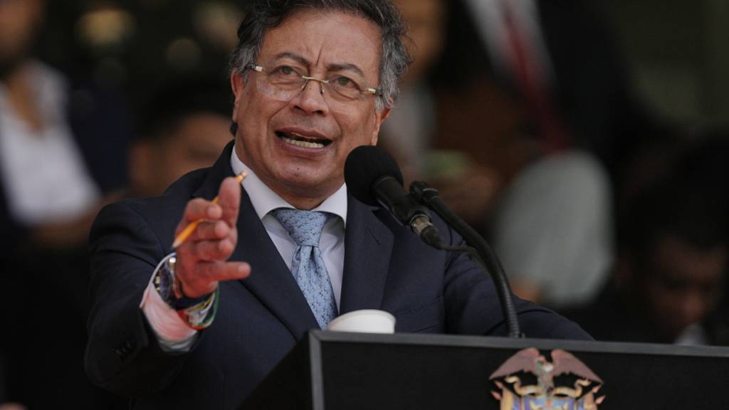 Der kolumbianische Präsident Gustavo Petro spricht während der Vereidigungszeremonie von General Rincon als neuer nationaler Polizeidirektor. Die US-Regierung hat Kolumbiens Staatschef wegen angeblicher Verstrickungen in Drogengeschäfte sanktioniert. Foto: Ivan Valencia/AP/dpa/Archiv
