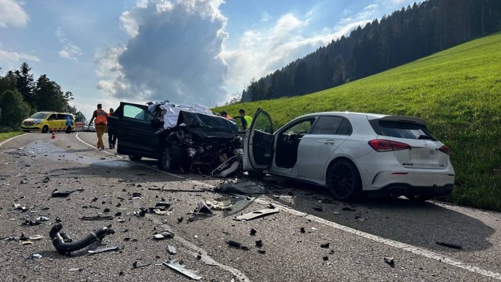 Bei der Frontalkollision mit einem Postauto und einem Folgeunfall in Wattwil kamen die drei Personen im Auto des Unfallverursachers ums Leben,