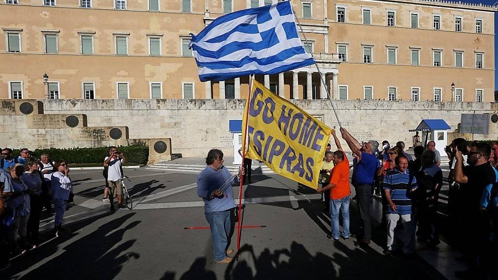 Der Widerstand gegen die Regierung Tsipras kommt von links wie rechts. Die Demonstranten fordern vor dem Parlament in Athen den Rücktritt des Ministerpräsidenten.