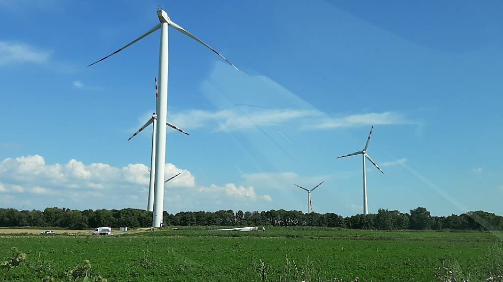 HANDOUT - Ein Rotorblatt eines Windrads (M) des Windparks in der Nähe von Glinzendorf liegt auf einem Feld. In einem Windpark in Österreich ist das Rotorblatt eines Windrades abgebrochen und aus etwa 100 Metern Höhe auf ein Feld gestürzt. Niemand ist durch das 45 Meter lange Teil verletzt worden. Foto: Unbekannt/EVN/APA/dpa - ACHTUNG: Nur zur redaktionellen Verwendung im Zusammenhang mit der aktuellen Berichterstattung und nur mit vollständiger Nennung des vorstehenden Credits