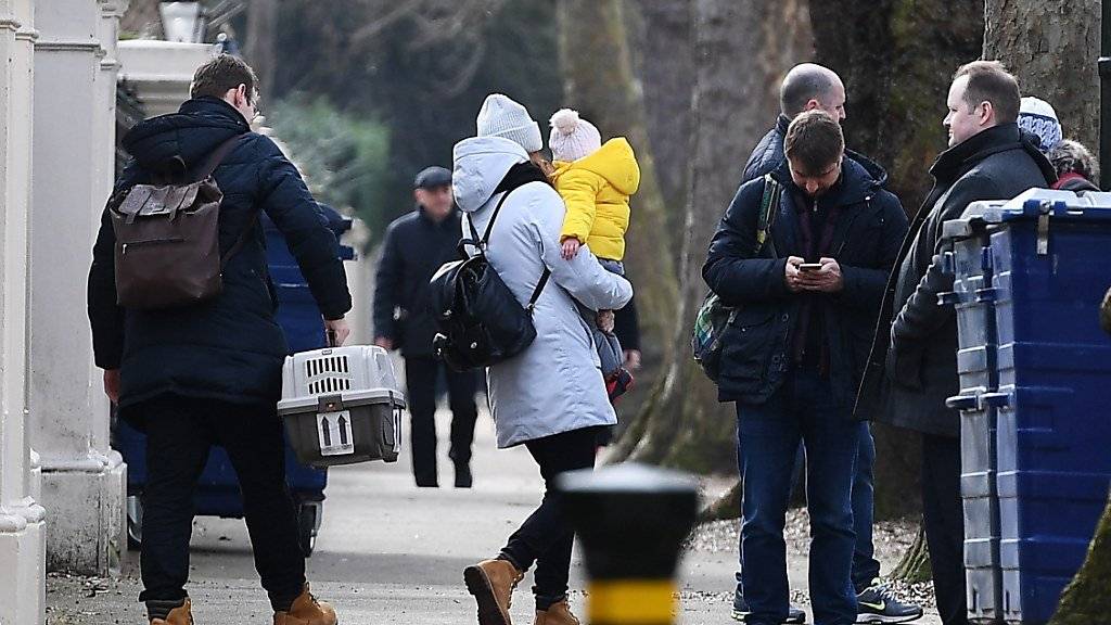 Russische Diplomaten und ihre Familien verlassen die Botschaft in London. Inklusive der Angehörigen sind etwa 80 Personen von der Ausweisung betroffen.