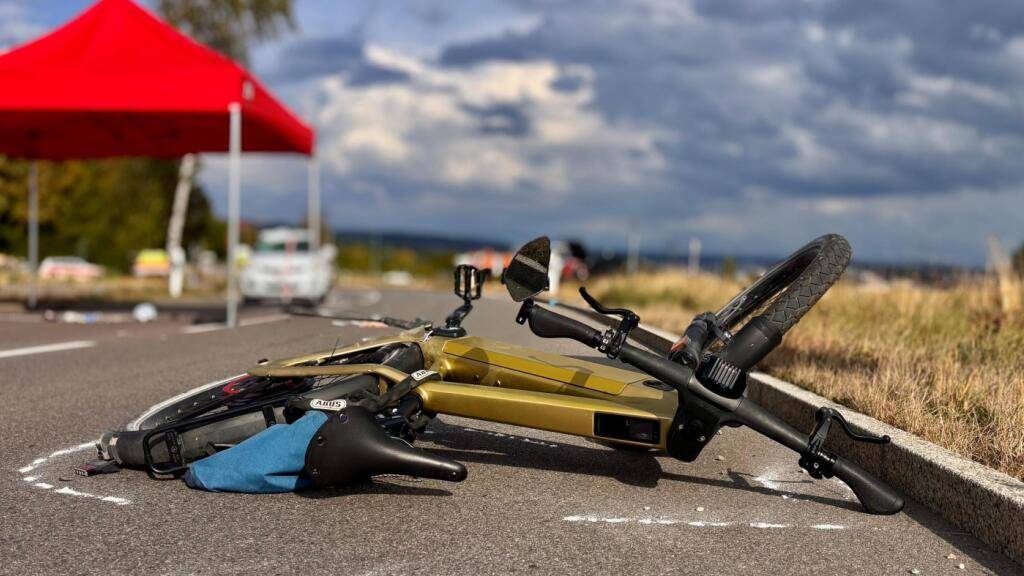 Durch den Zusammenprall mit einem Auto in Oberhasli wurde der 81-jährige E-Bike-Fahrer mehrere Meter weggeschleudert. Ein Helikopter brachte ihn ins Spital.