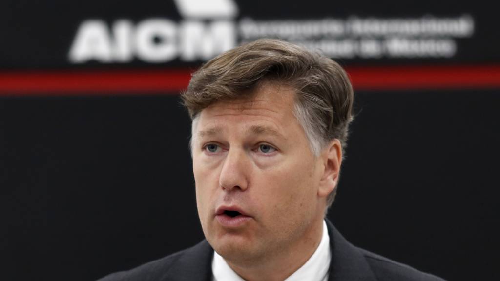 ARCHIV - Christopher Landau, der damalige neue Botschafter der USA in Mexiko, gibt eine Pressekonferenz nach seiner Ankunft auf dem Internationalen Flughafen Benito Juarez. (zu dpa: «US-Vize-Außenminister: Maduro wird zur Rechenschaft gezogen») Foto: Eduardo Verdugo/AP/dpa