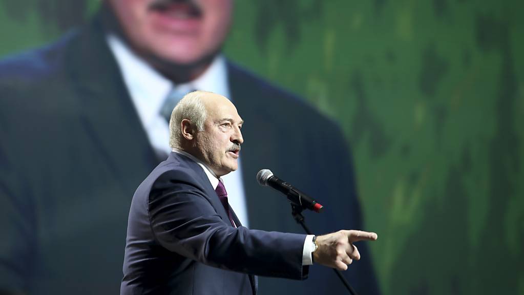 Alexander Lukaschenko (M), Präsident von Belarus, gestikuliert bei einer Rede. Foto: Uncredited/TUT.by/AP/dpa