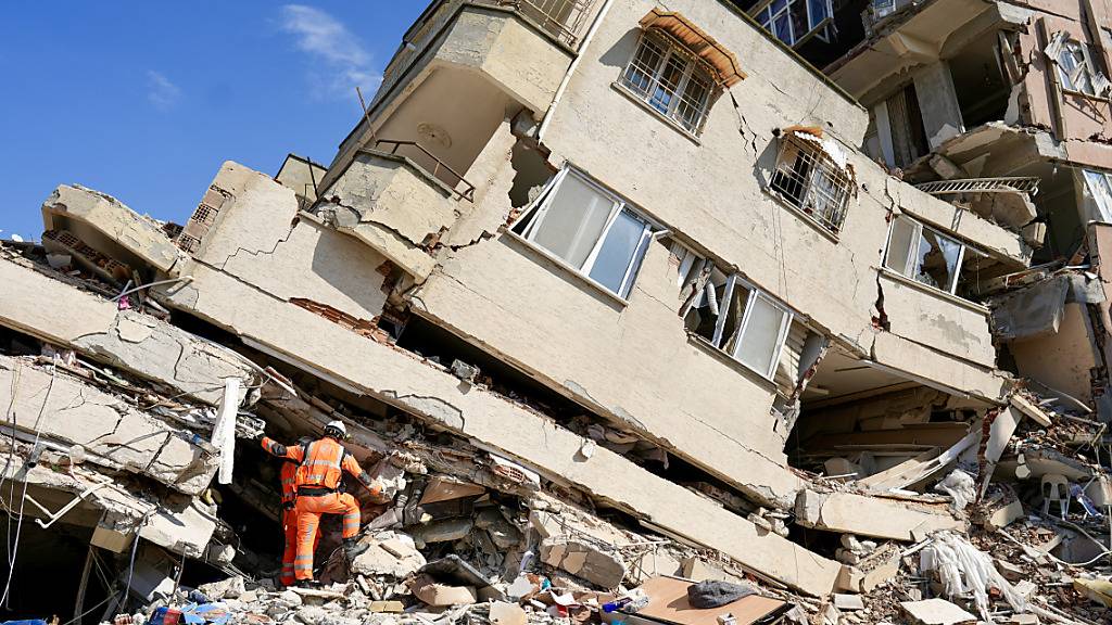 Ein Mitarbeiter der Schweizer Rettungskette im Einsatz nach dem Erdbeben im türkischen Hatay am Freitag, 10. Februar 2023.