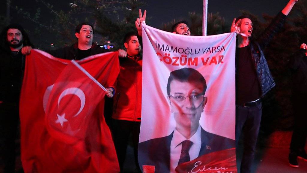 Anhänger des Oppositionskandidaten Ekrem Imamoglu, der bei der Bürgermeisterwahl in Istanbul in Führung liegt, feiern ihren Kandidaten.