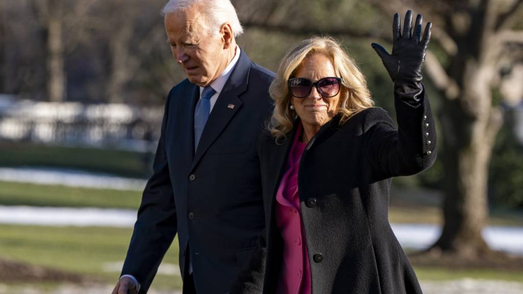 ARCHIV - Joe und Jill Biden auf dem Südrasen des Weißen Hauses. Foto: Alex Brandon/AP/dpa/Archivbild
